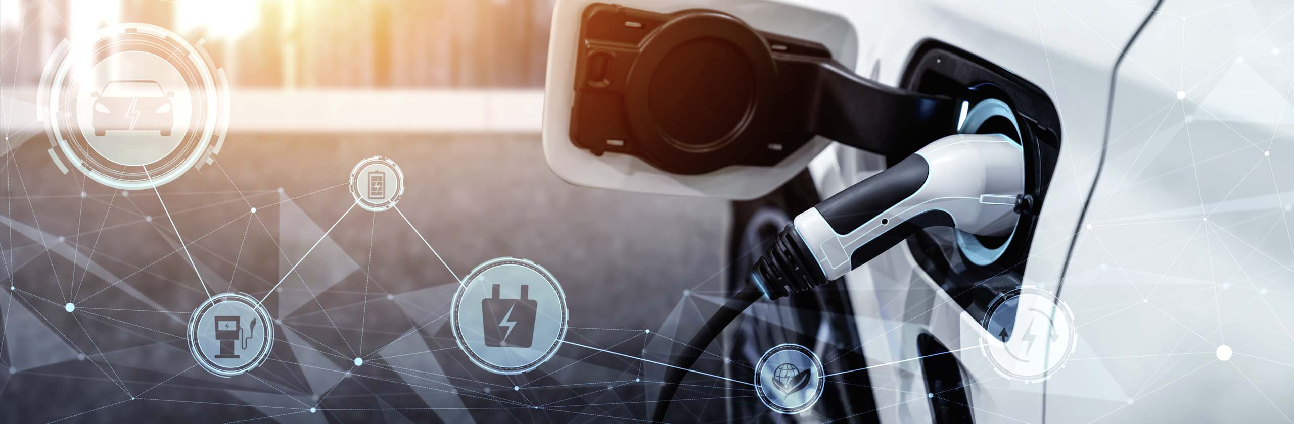 Kopfzeilenbild Elektromobilität, dekorativer Zweck - Imagebild eines Elektrofahrzeuges beim Ladevorgang